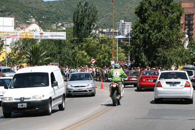 098 Pal Ullevalseter No 4 riding through the crowds in Villa Carlos Paz IMG_8536.jpg